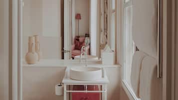 Quarto (Guest Room) | Banheiro | Produtos de toalete de grife, secador de cabelo, roupões de banho