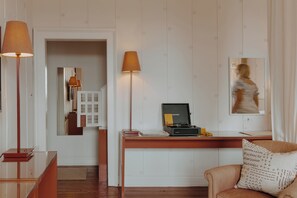 Room (Large Guest Room) | Room amenity