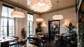 Bữa sáng đầy đủ hàng ngày (20 GBP/mỗi người)