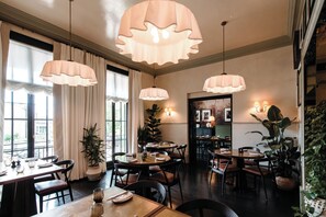 Desayuno completo todos los días (GBP 20 por persona) 