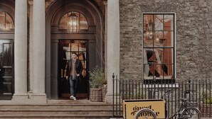 L’entrée d’un immeuble avec un vélo garé à l’extérieur.