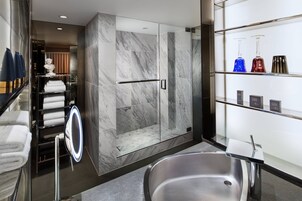 Designer toiletartikelen, een haardroger, badjassen, pantoffels
