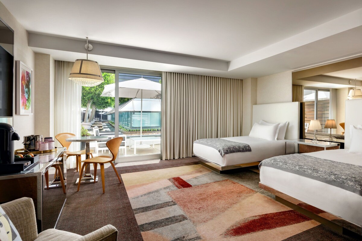 ห้องพัก, เตียงใหญ่ 2 เตียง, ระเบียง (View) | เครื่องนอนระดับพรีเมียม, เตียงพร้อมฟูกเสริมที่นอน, ตู้นิรภัยในห้องพัก