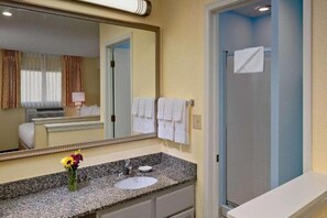 Tina con regadera, amenidades de baño gratuitas, secadora de cabello 