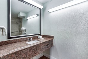 Articles de toilette gratuits, sèche-cheveux, serviettes fournies