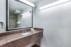 Kostenlose Toilettenartikel, Haartrockner, Handtücher