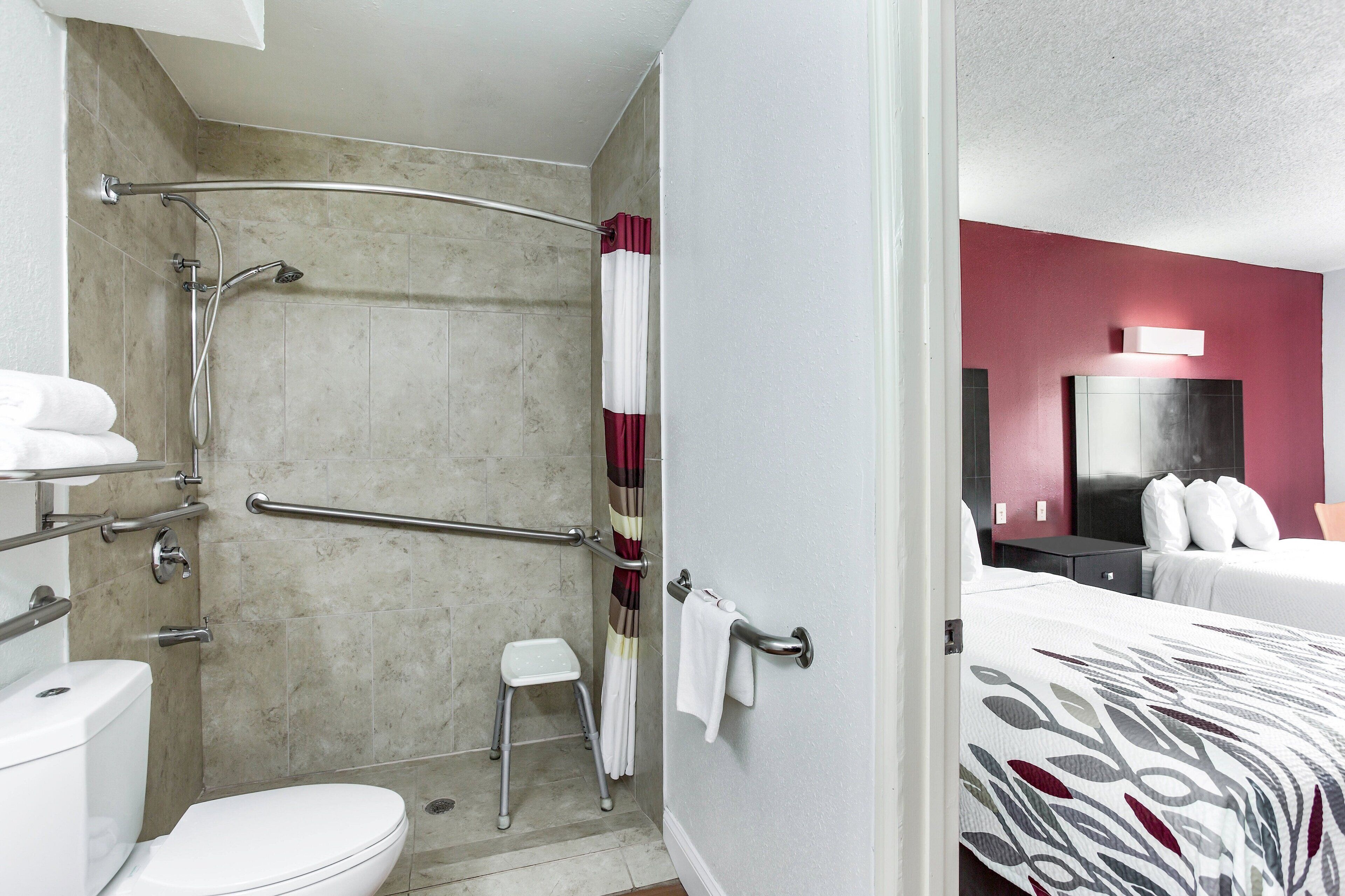 Habitación Deluxe, 2 camas matrimoniales, para no fumadores (Roll-In Shower) | Baño para personas con discapacidad