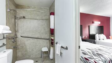 Habitación Deluxe, 2 camas matrimoniales, para no fumadores (Roll-In Shower) | Baño para personas con discapacidad