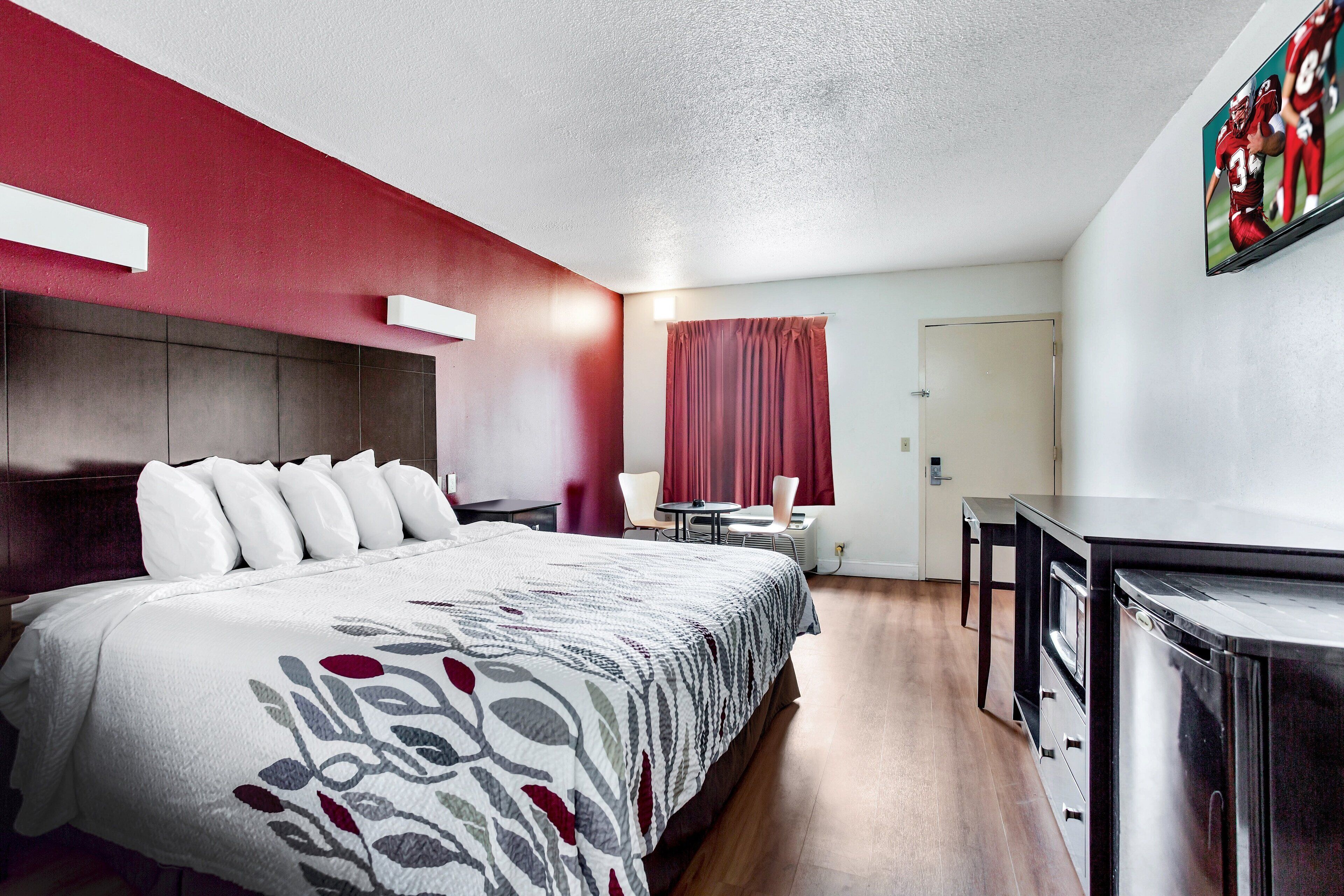 Superior Room, 1 King Bed, Smoking | Desk, laptop workspace, free WiFi, bed sheets