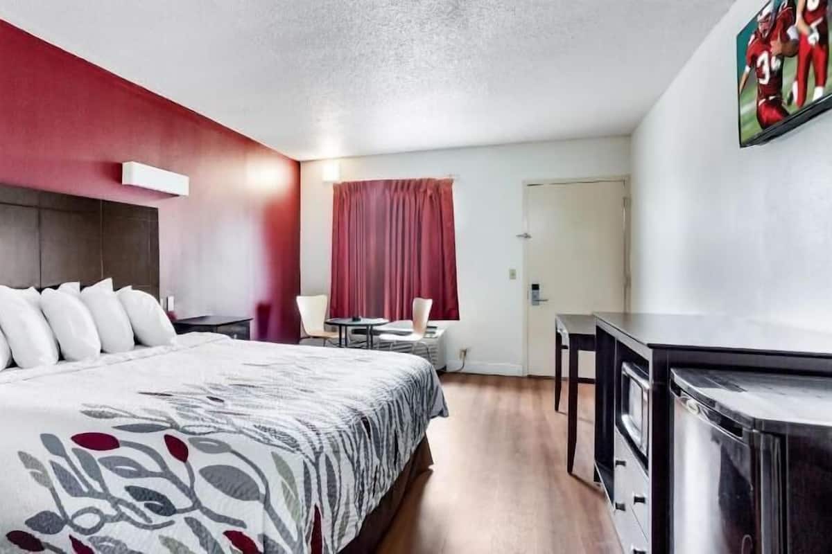 مكتب ومساحة عمل للكمبيوتر المحمول وواي فاي مجانًا وملاءات أسرّة