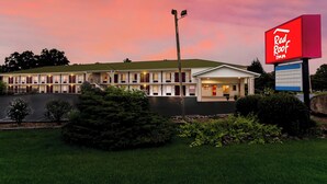 A Red Roof Inn with a two-story building, a parking lot, and a well-maintained lawn. - Red Roof Inn Monteagle - I-24 (Monteagle)