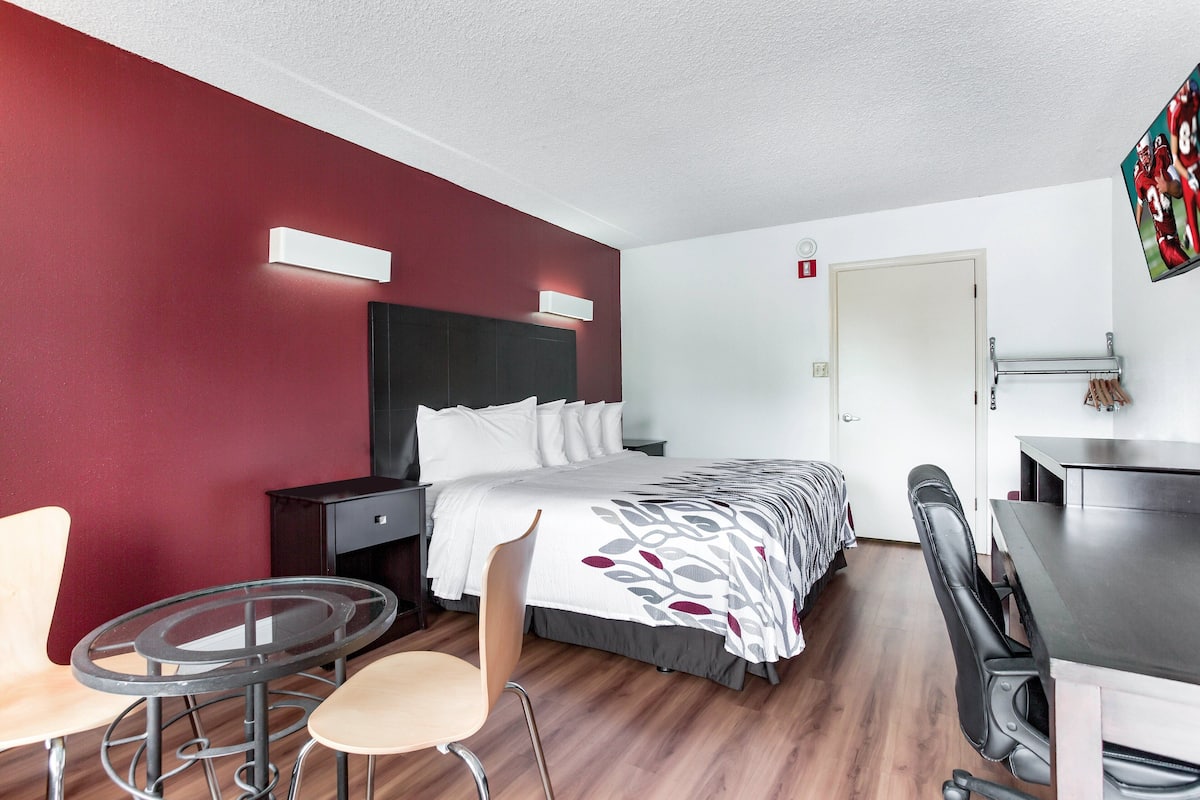 Deluxe Room, 1 King Bed, Smoking | Desk, laptop workspace, free WiFi, bed sheets