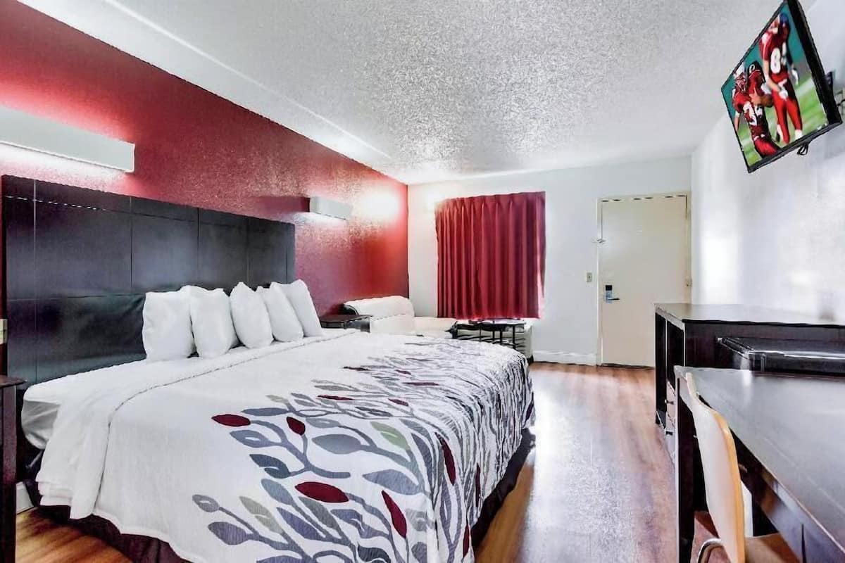 مكتب ومساحة عمل للكمبيوتر المحمول وواي فاي مجانًا وملاءات أسرّة