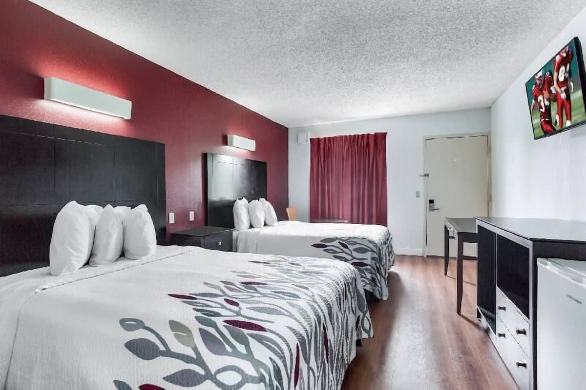 مكتب ومساحة عمل للكمبيوتر المحمول وواي فاي مجانًا وملاءات أسرّة