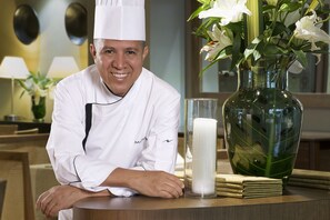 Serveert ontbijt, lunch en diner