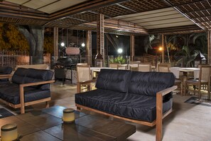 Lobby lounge