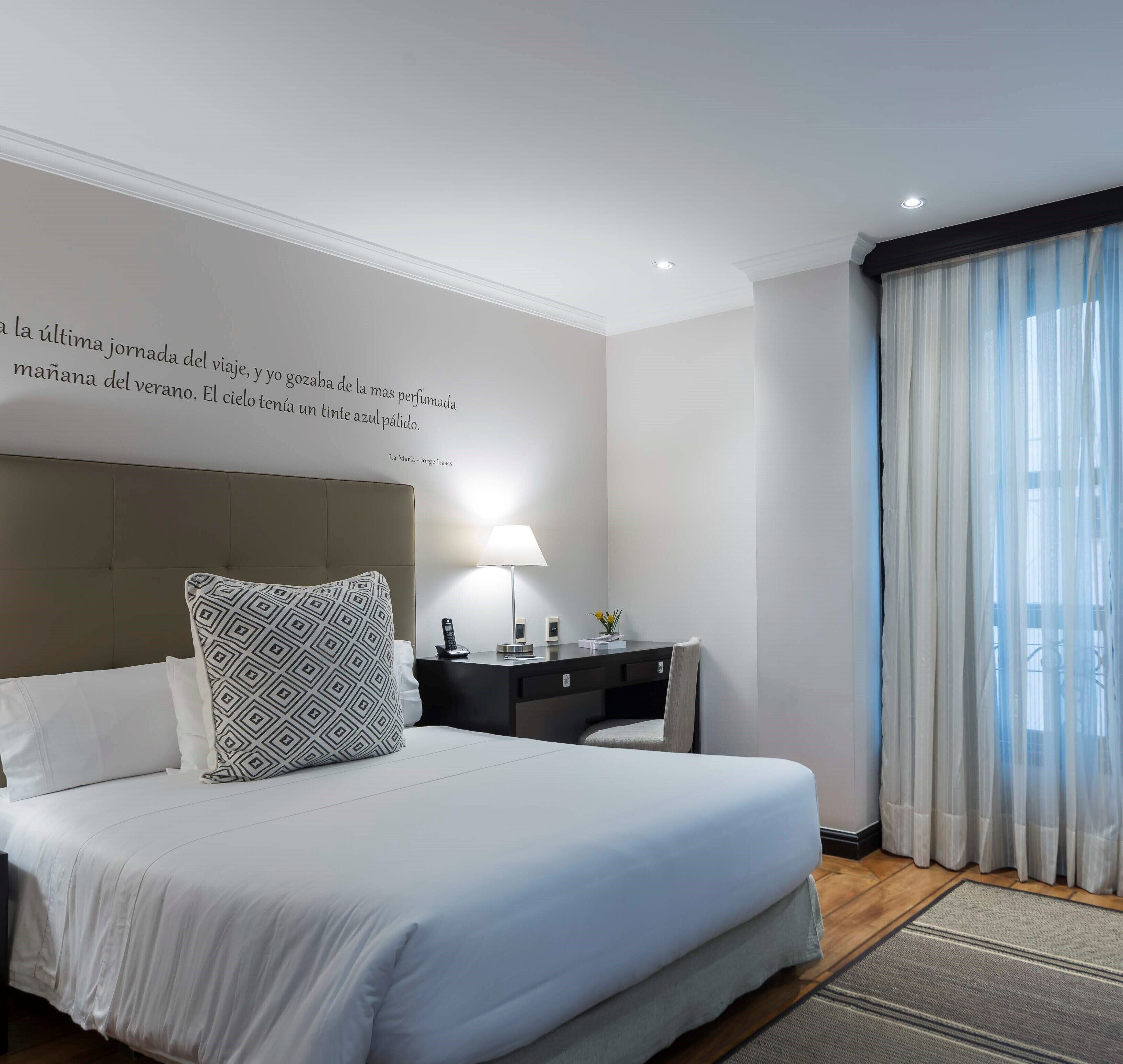 standard room | premium bedding, in-room safe, desk, laptop workspace