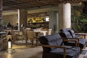 Lobby-lounge