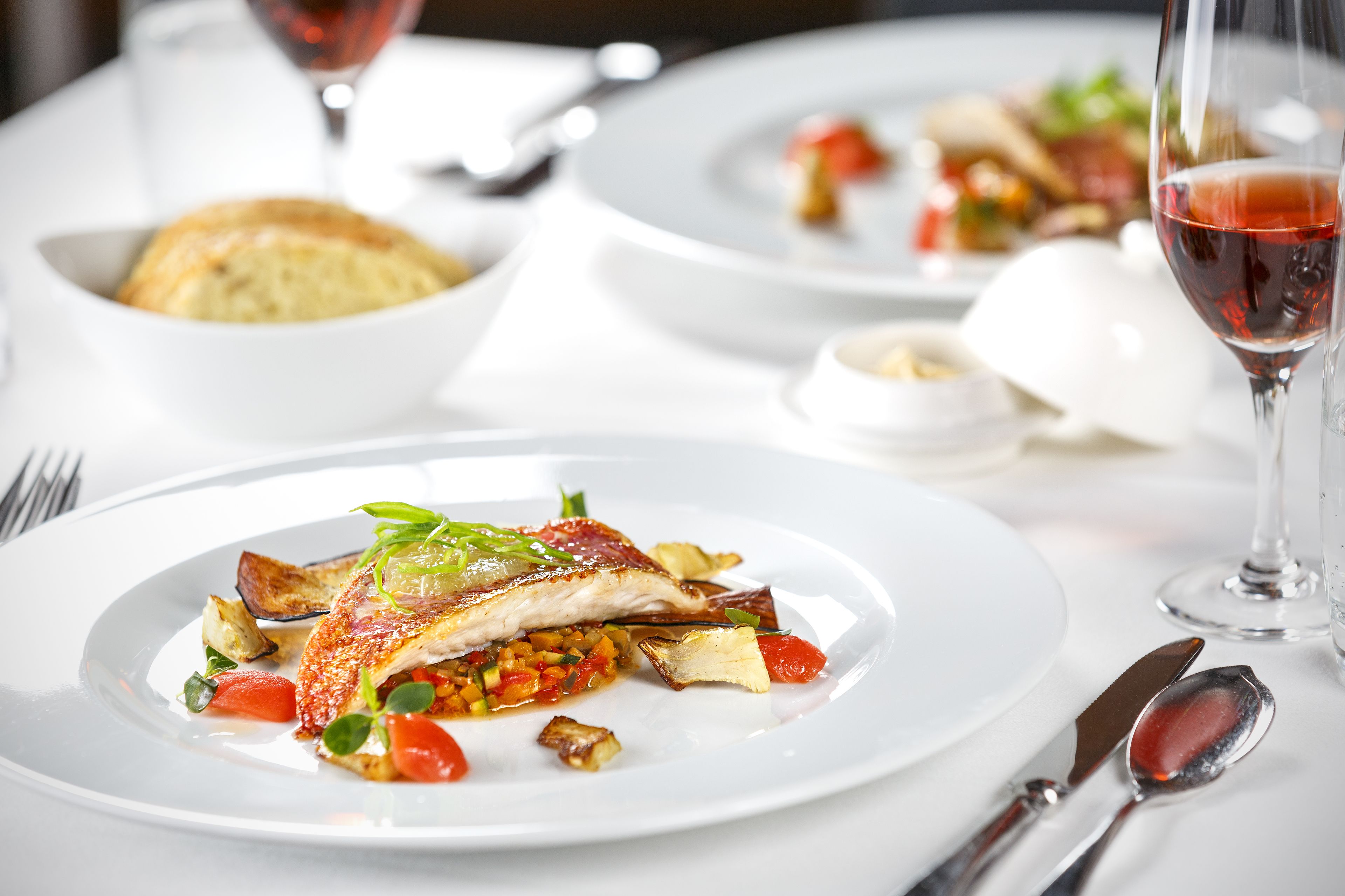 供應早餐、午餐及晚餐