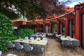 早餐，供應午餐和晚餐