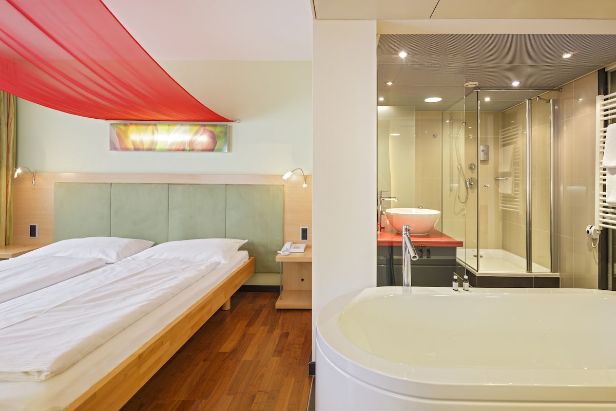 deluxe room, 1 double bed | bathroom | shower, hair dryer, slippers, towels