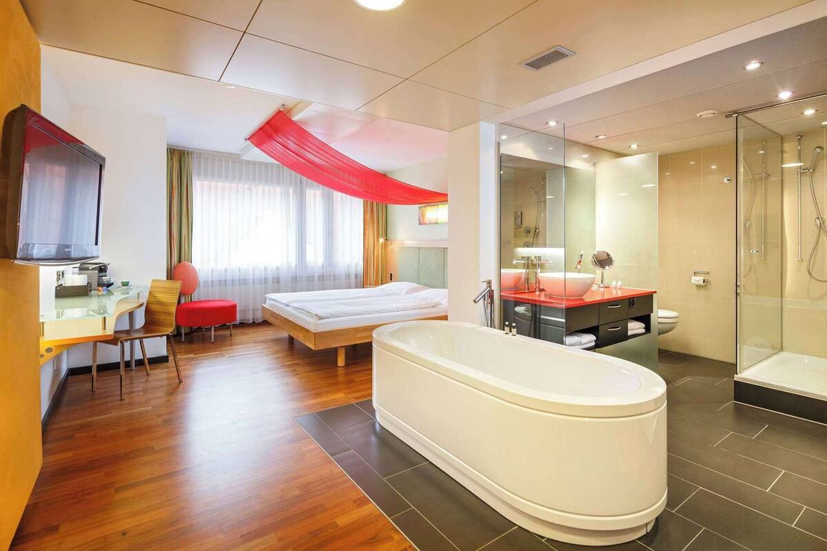 Een minibar met enkele gratis items, een kluis op de kamer, een bureau