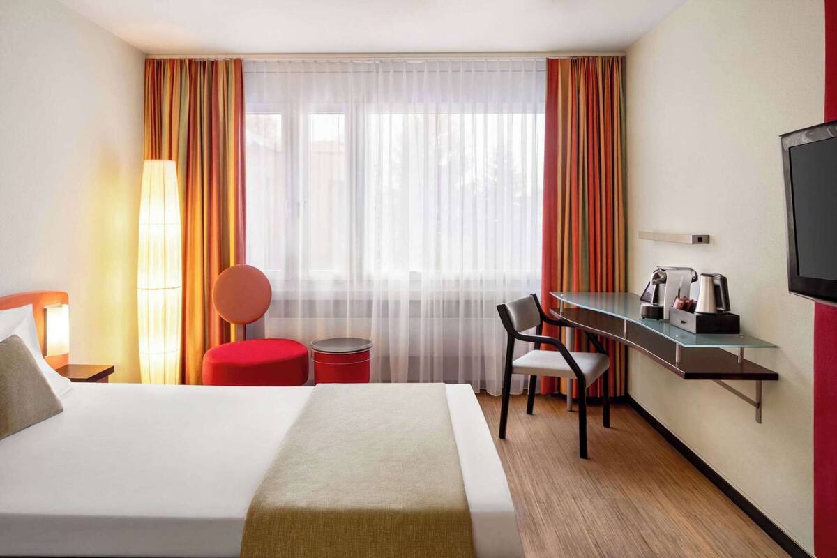 Een minibar met enkele gratis items, een kluis op de kamer, een bureau