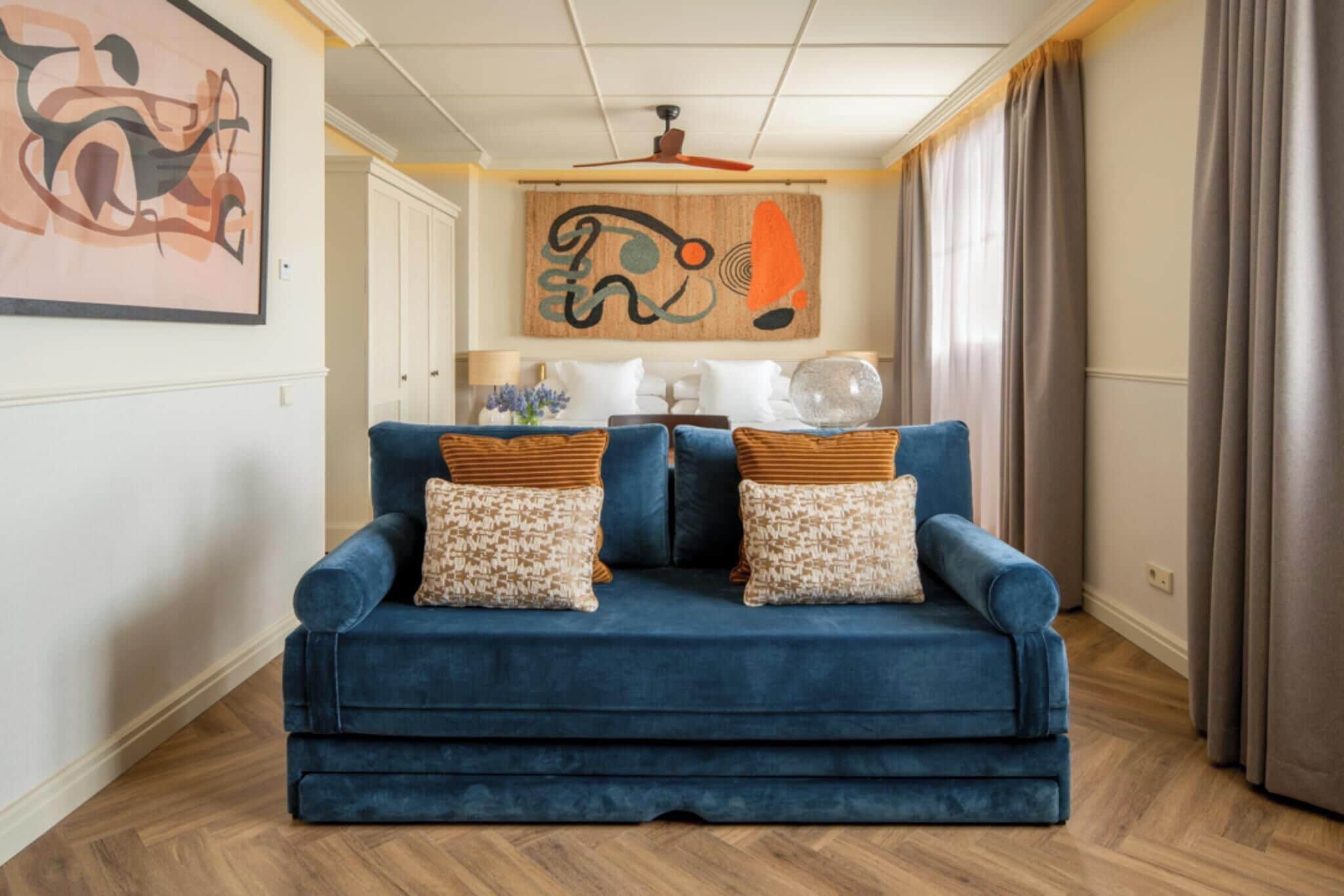 Luxe beddengoed, een minibar, een kluis op de kamer, een bureau