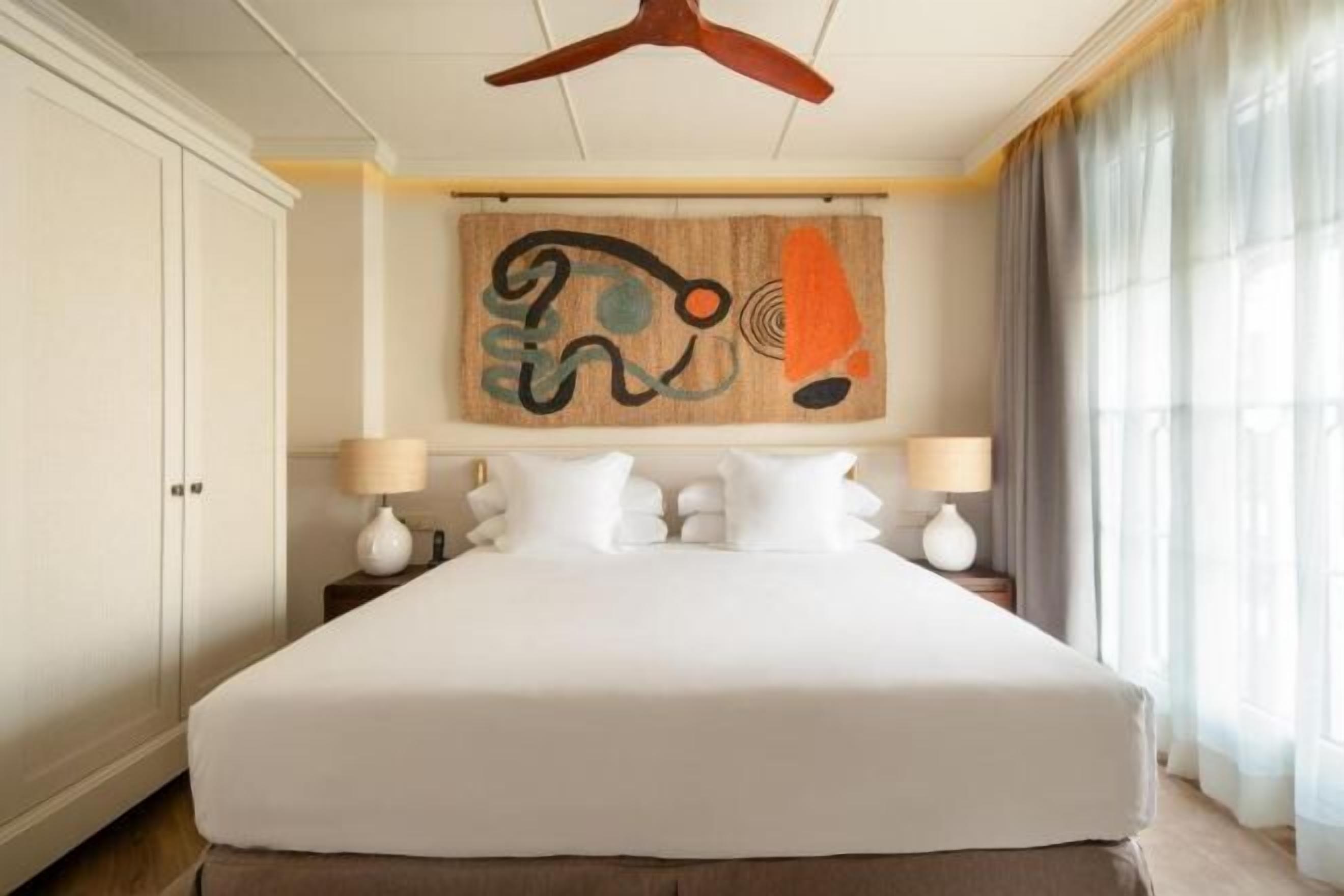 Ropa de cama de alta calidad y minibar 