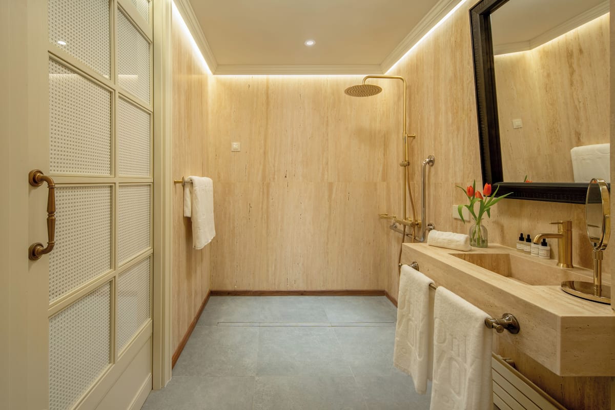 Bộ đồ giường cao cấp, minibar, két bảo mật tại phòng, bàn