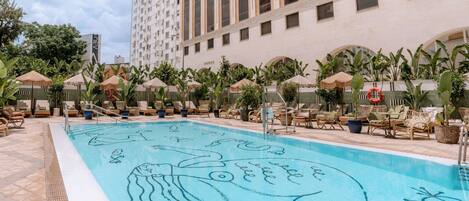 Piscine extérieure, parasols de plage, chaises longues