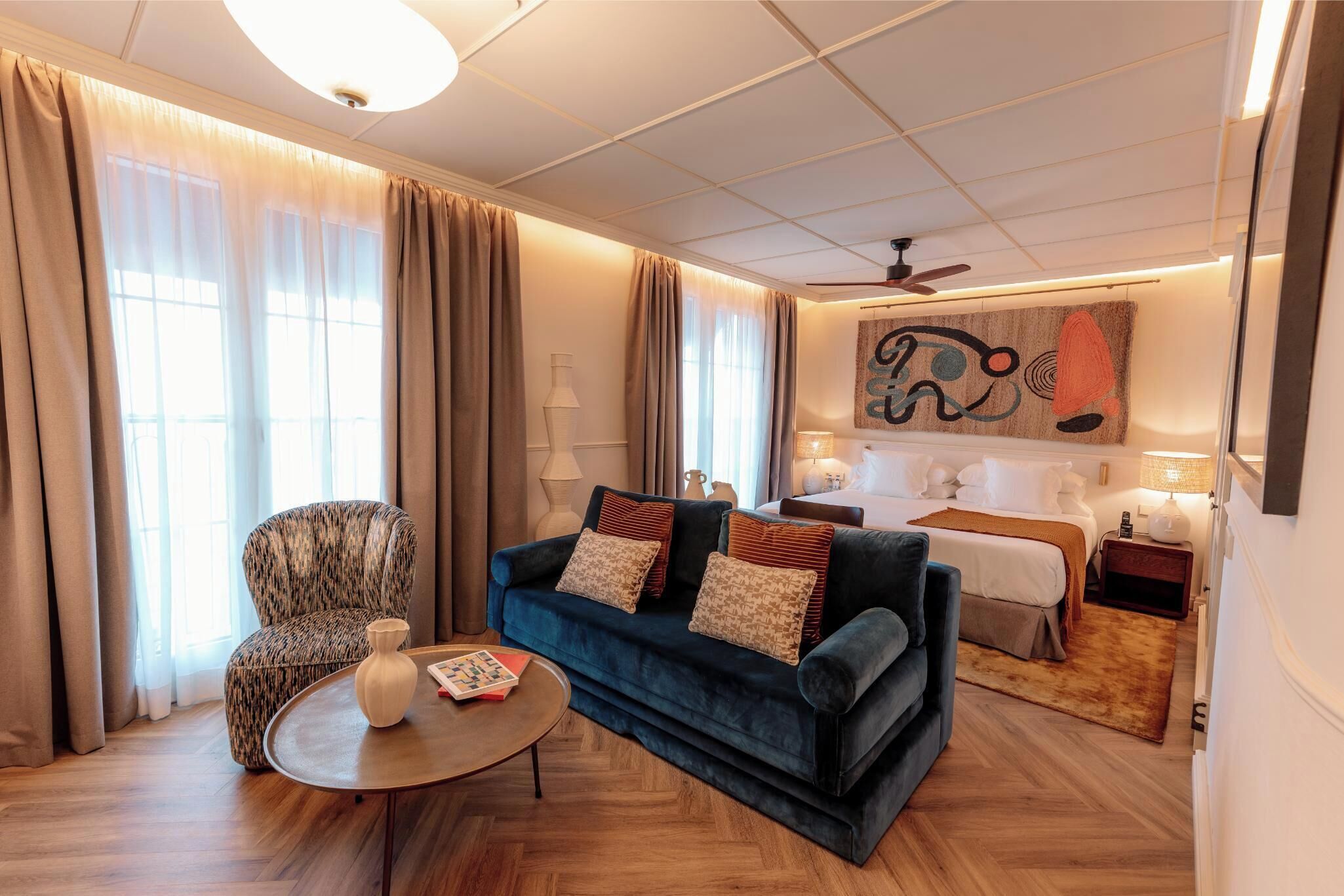Luxe beddengoed, een minibar, een kluis op de kamer, een bureau