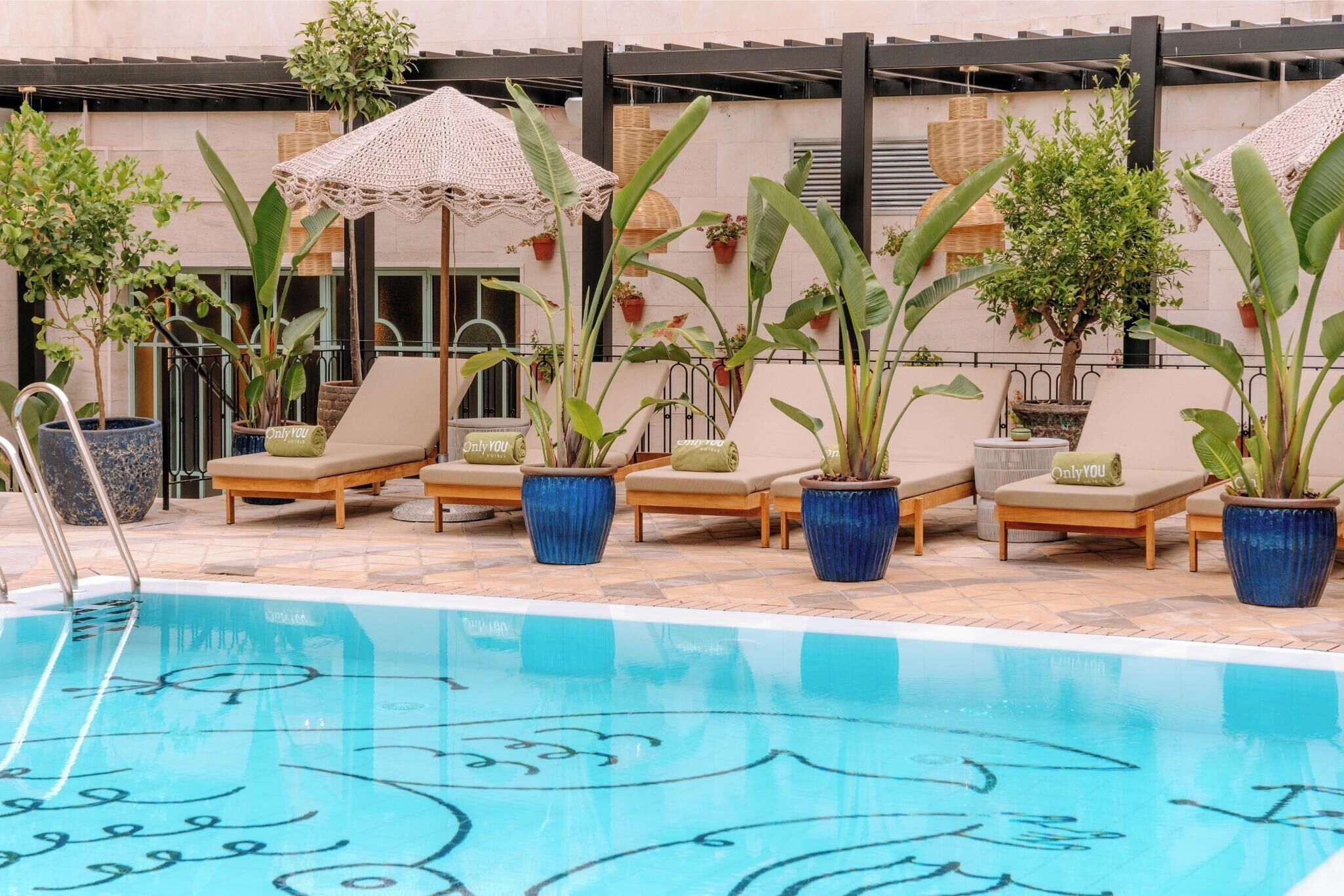 Kolam renang outdoor, dengan payung kolam renang dan kursi berjemur