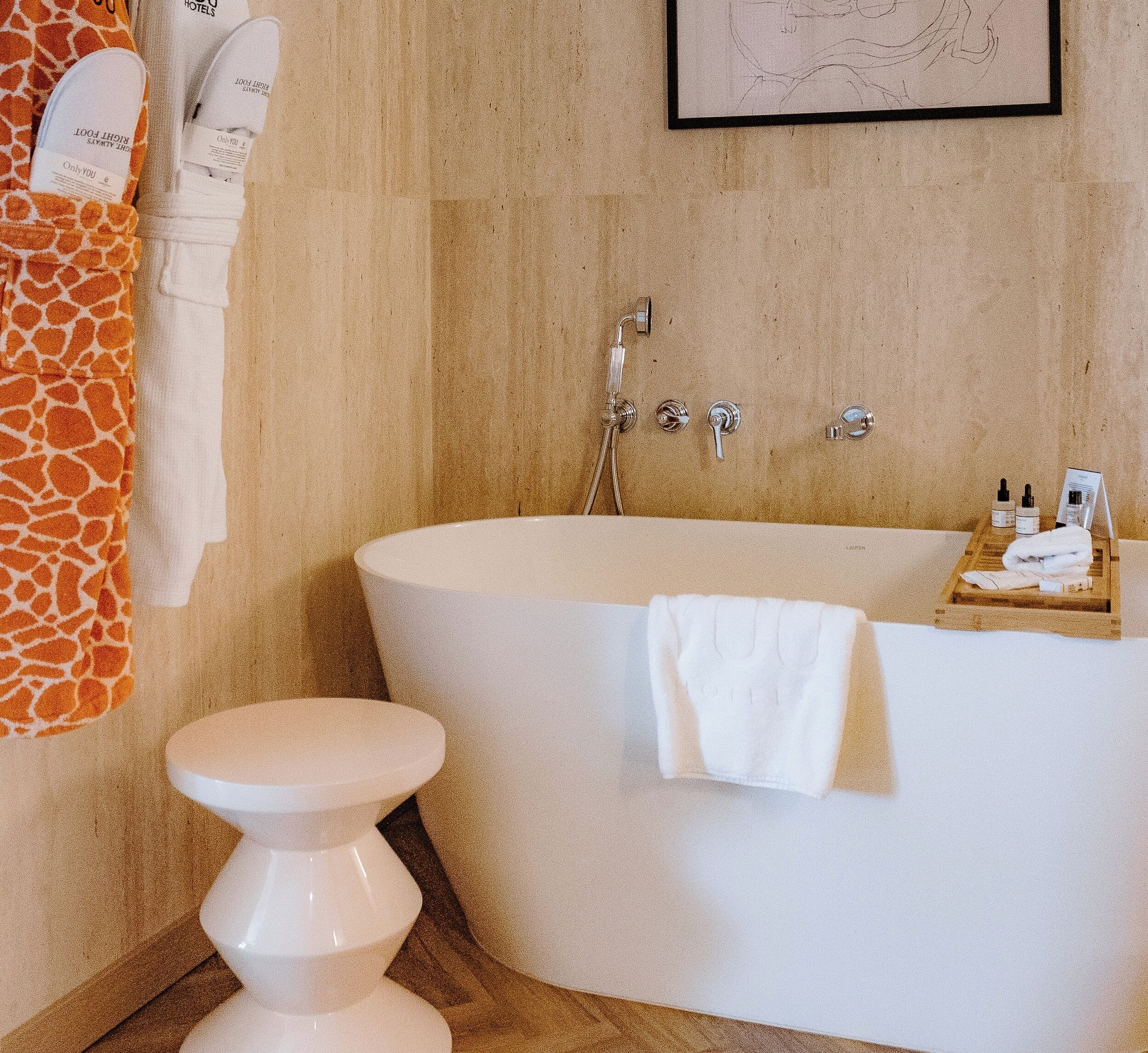 Une salle de bain avec une baignoire, des toilettes et un porte-serviettes.