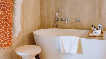 Une salle de bain avec une baignoire, des toilettes et un porte-serviettes.