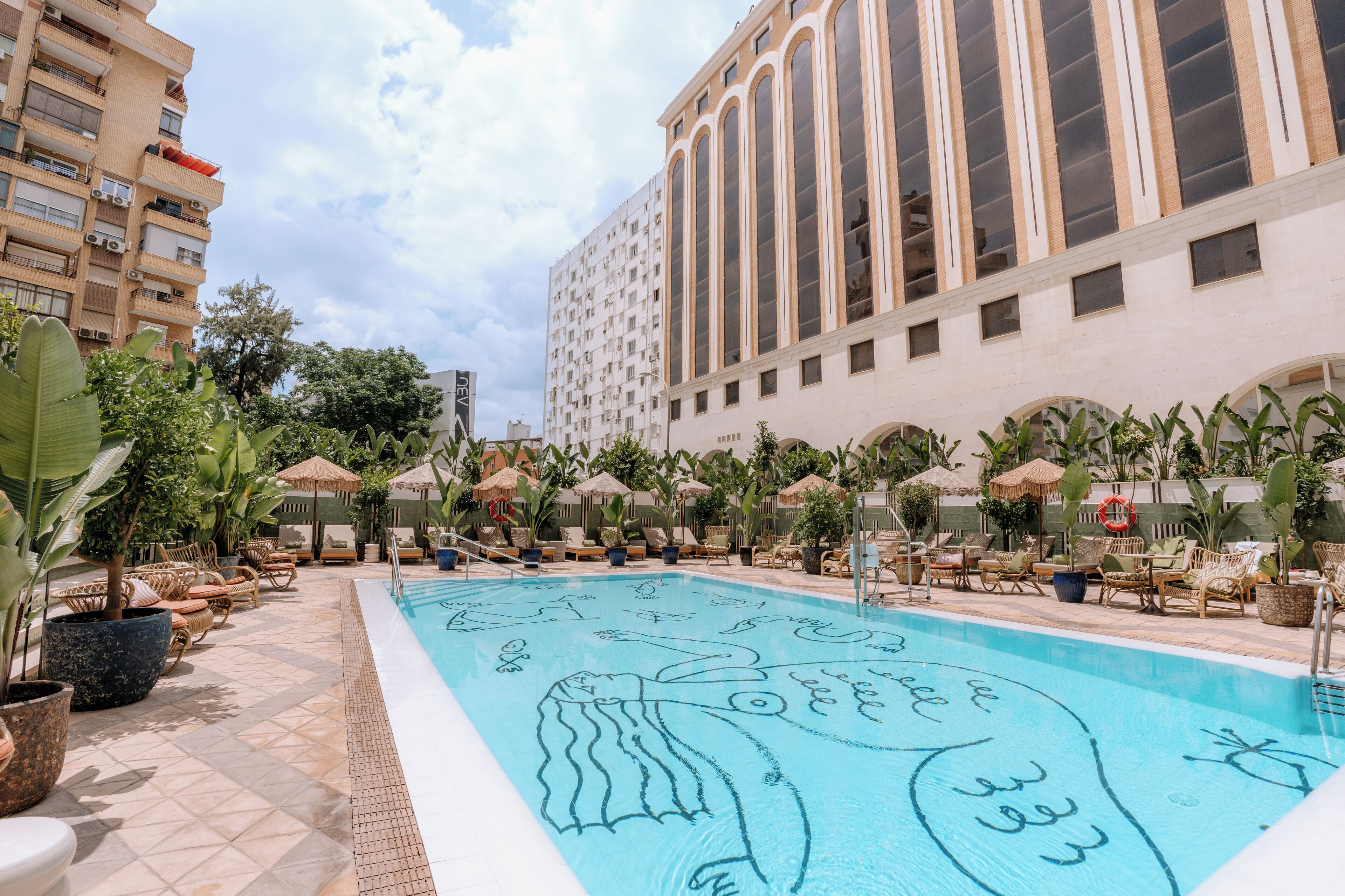 Een buitenzwembad, parasols voor strand/zwembad