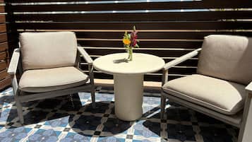 Ropa de cama de alta calidad, minibar, caja fuerte y escritorio