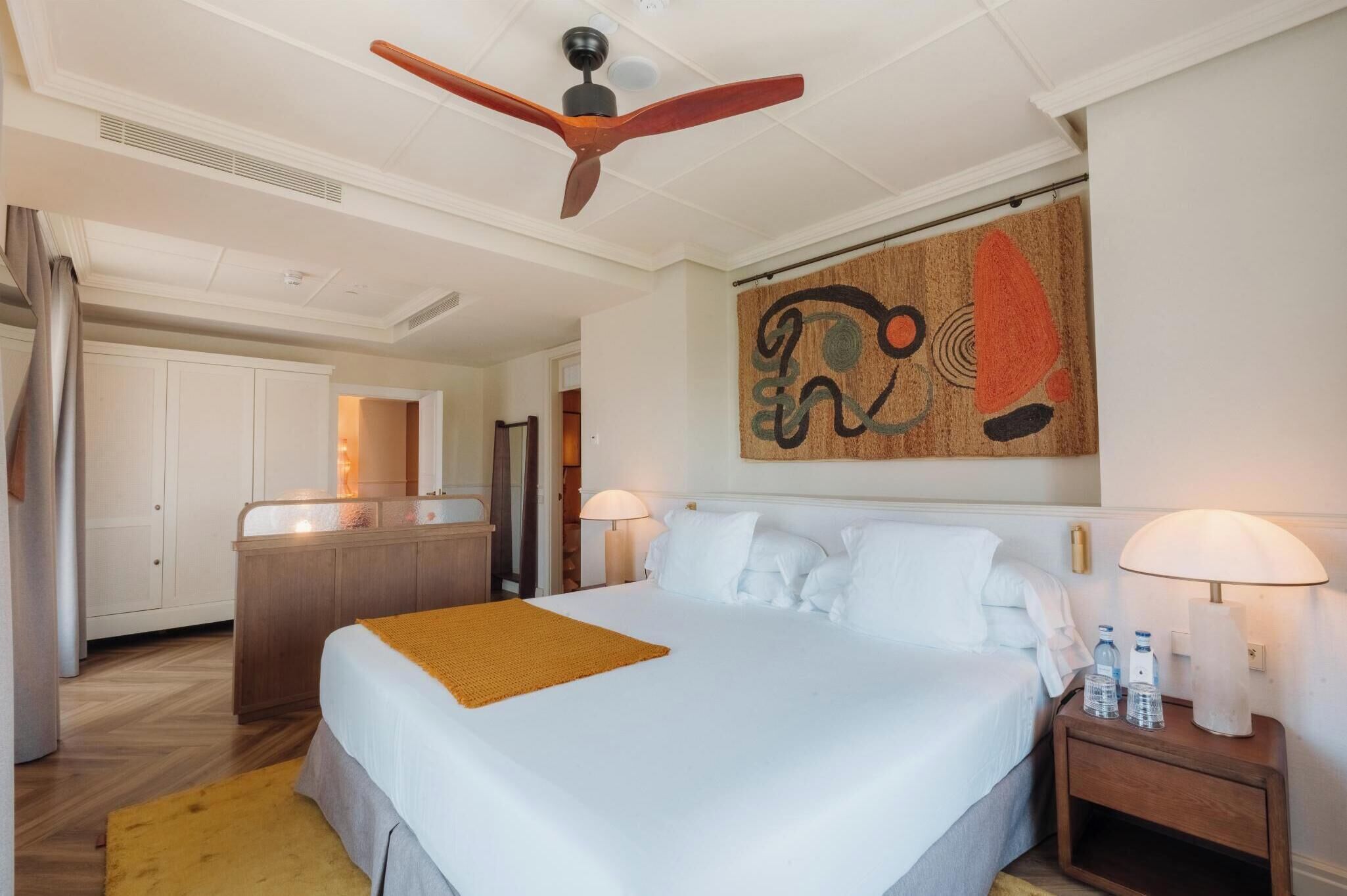 Grand studio suite | Luxe beddengoed, een minibar, een kluis op de kamer, een bureau