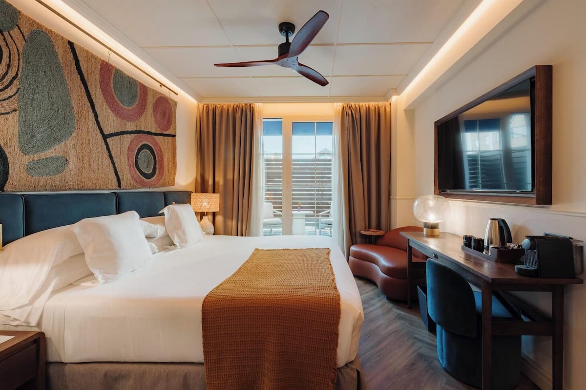 Luxe beddengoed, een minibar, een kluis op de kamer, een bureau
