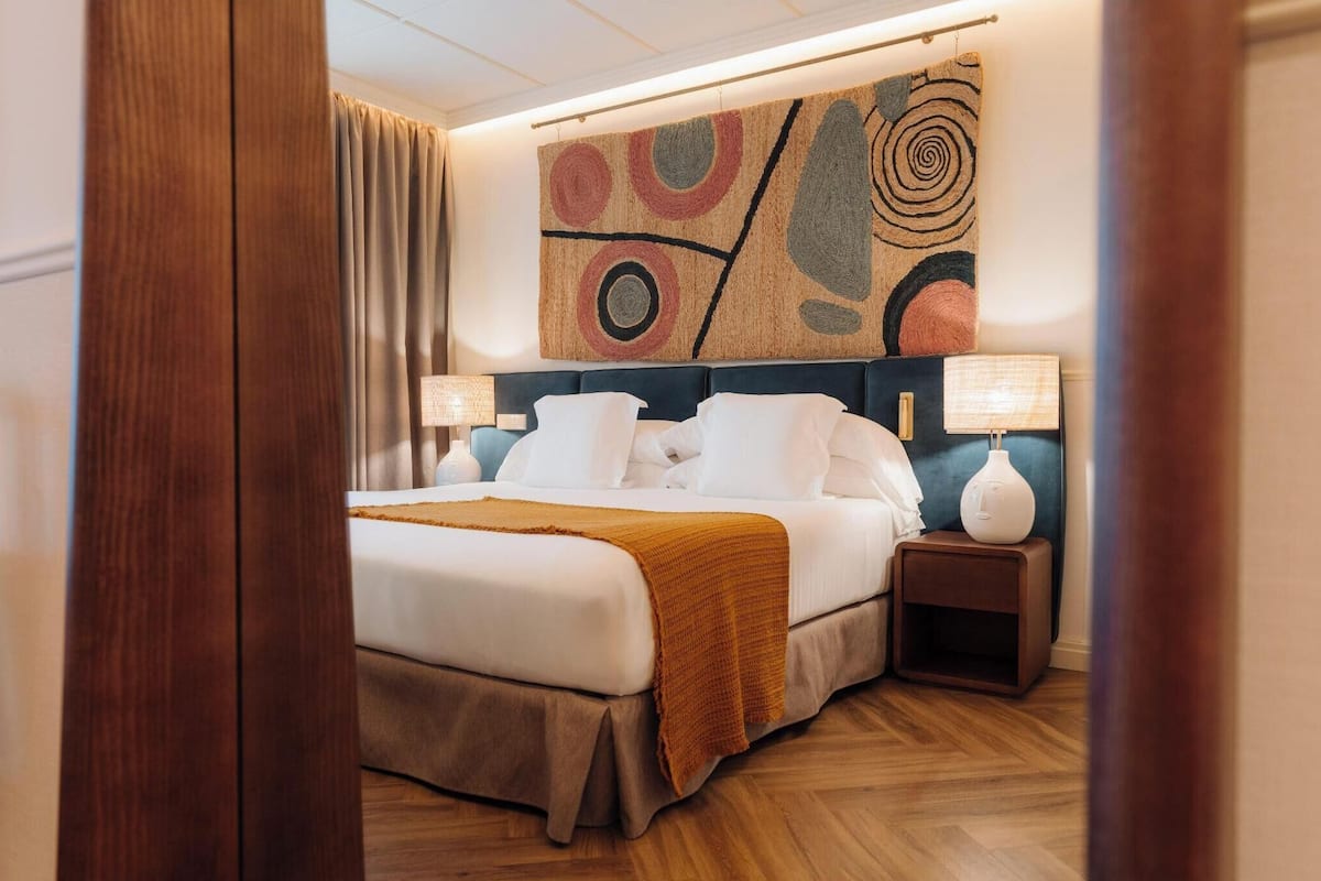 Luxe beddengoed, een minibar, een kluis op de kamer, een bureau