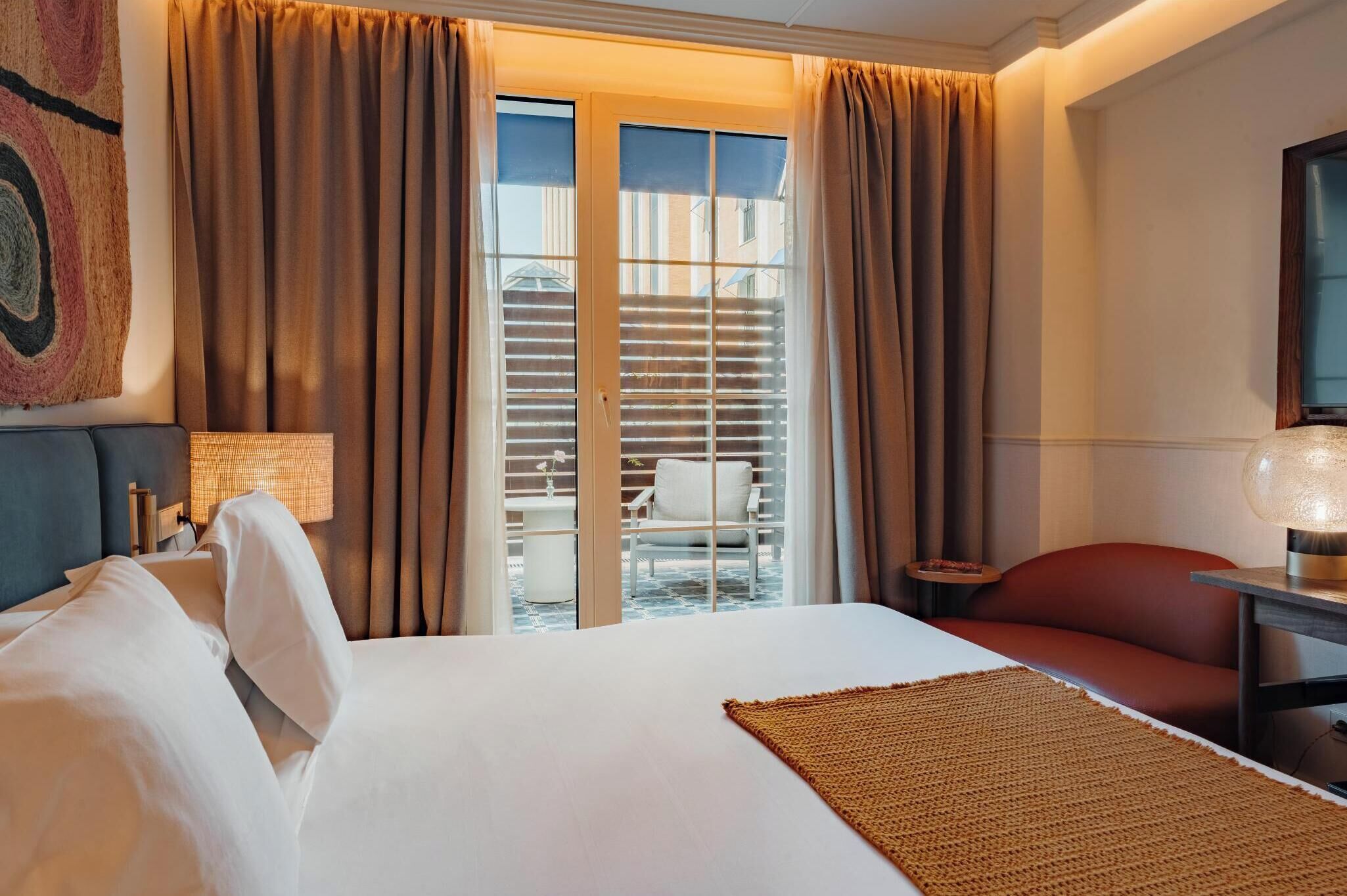 Luxe beddengoed, een minibar, een kluis op de kamer, een bureau