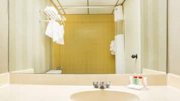 Combined shower/bathtub, free toiletries, hair dryer, towels