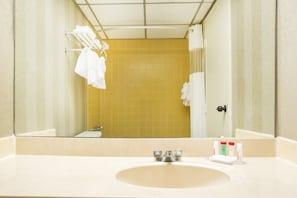 Combined shower/bathtub, free toiletries, hair dryer, towels