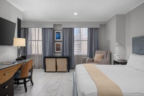 Rom – executive, 1 kingsize-seng | Dundyner, safe på rommet, skrivebord og skrivebord for bærbar PC