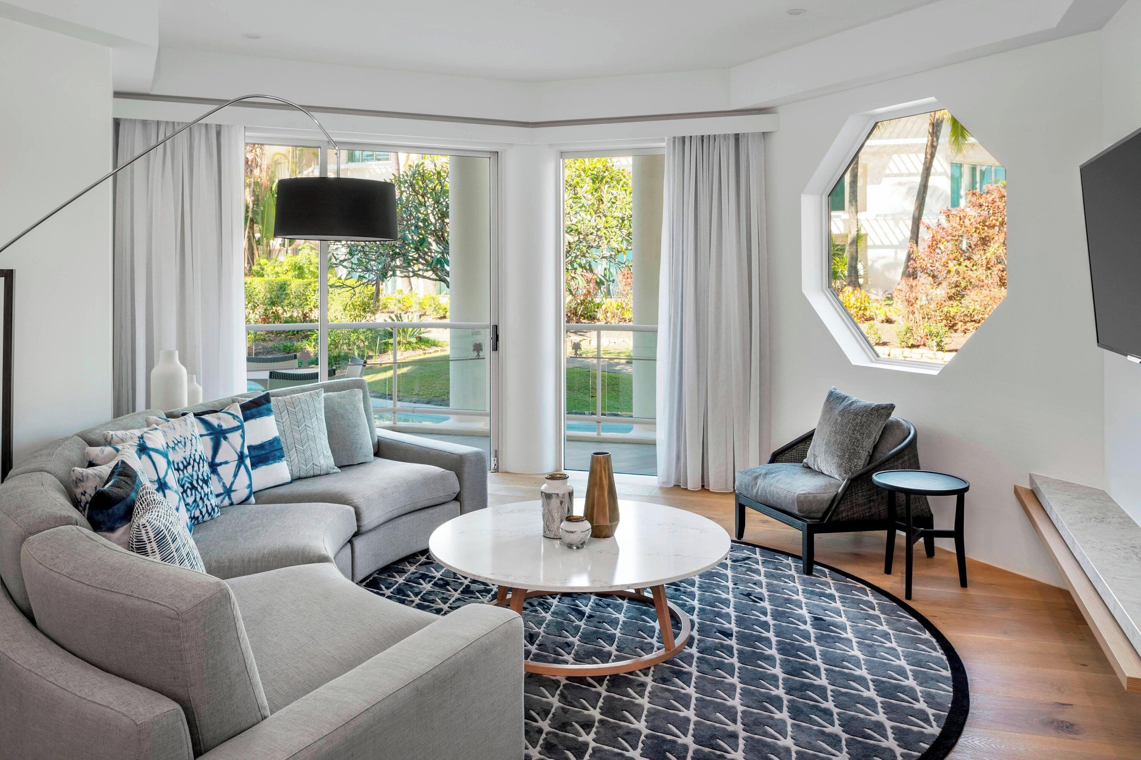 2 bars/lounges, swim-up bar, poolside bar