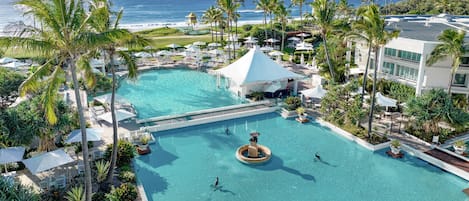 Una piscina al aire libre