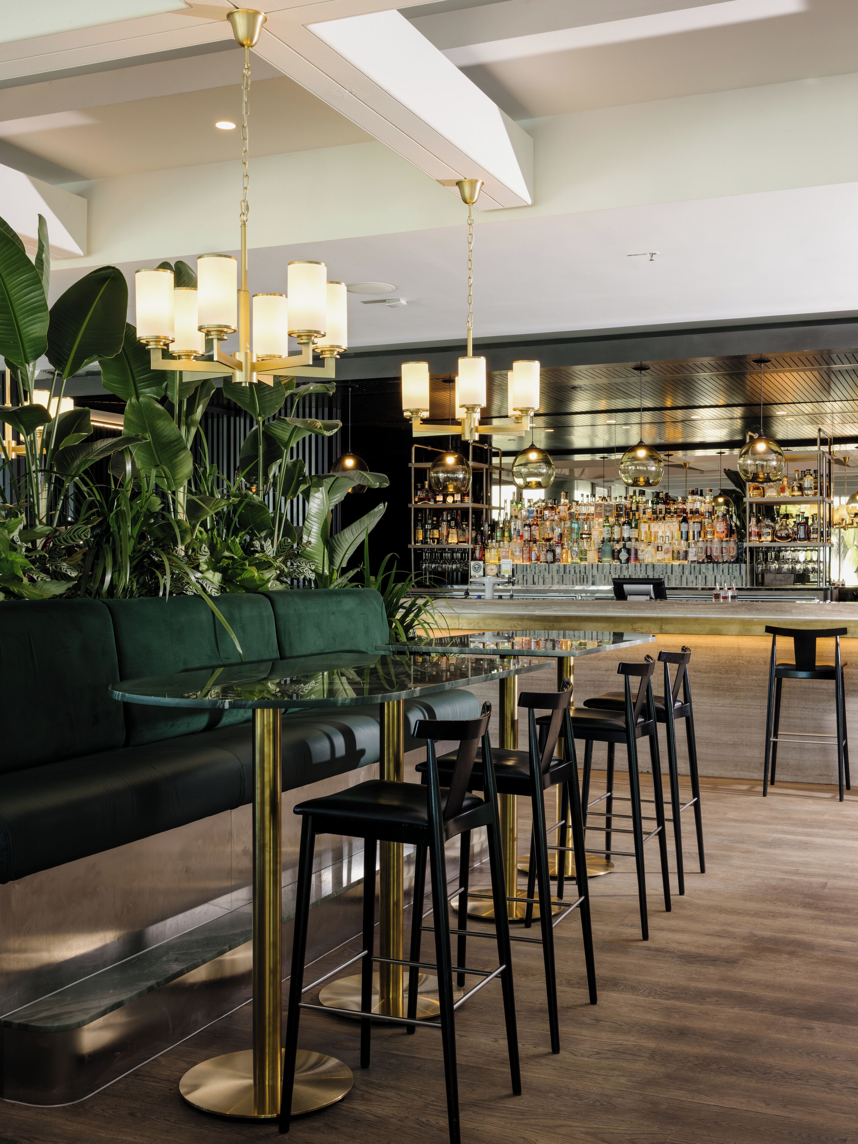 2 bars/lounges, swim-up bar, poolside bar