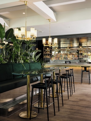 2 bars/lounges, swim-up bar, poolside bar