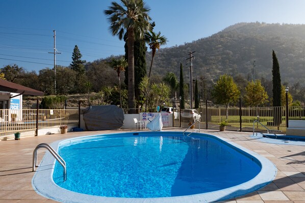 حمّام سباحة خارجي