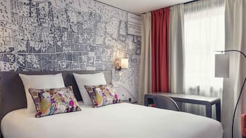 Ropa de cama de alta calidad y caja de seguridad en la habitación